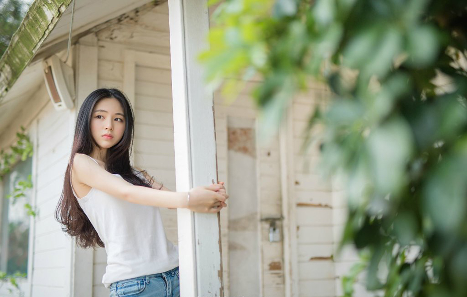 我情愿用一份铭肌镂骨的爱情换取我们一份源源不断的友谊。